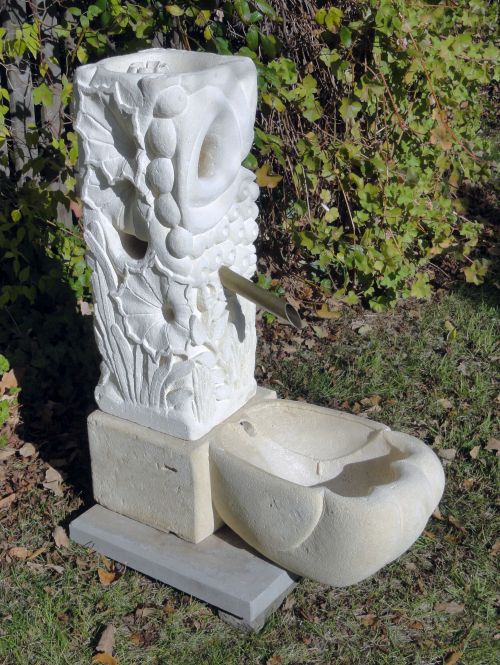 Columnular sculpture by David Barclay