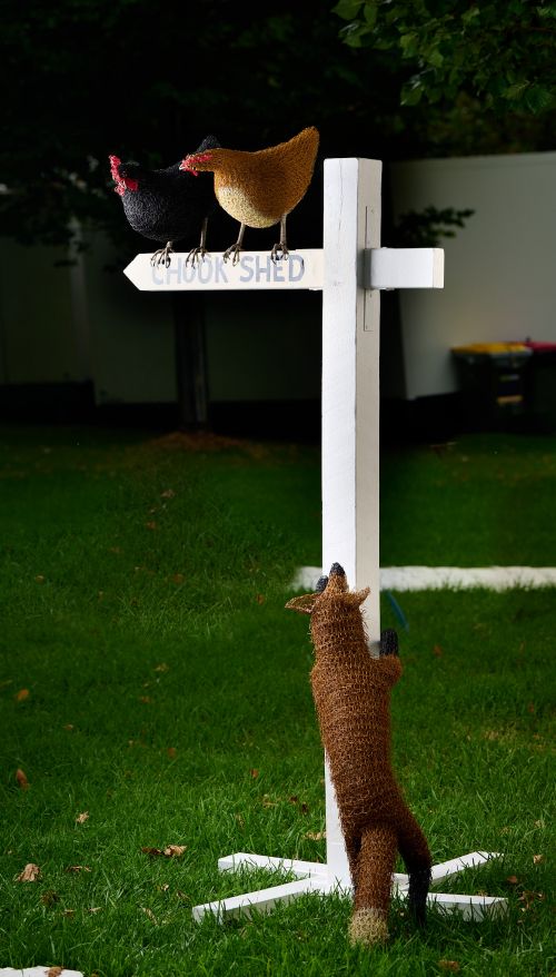 Asking for Directions sculpture by Vicki Combridge