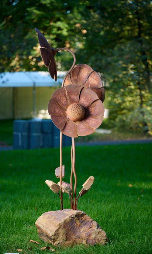 Growing Tall sculpture by Joseph Apollonio